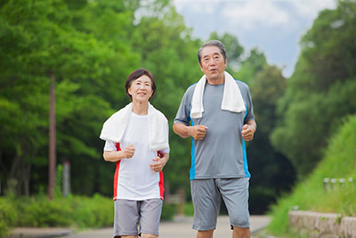 運動する高齢の夫婦